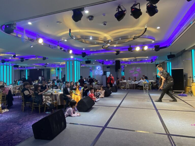 嘉義企業尾牙宴會廳全景,魔術師在舞台前表演