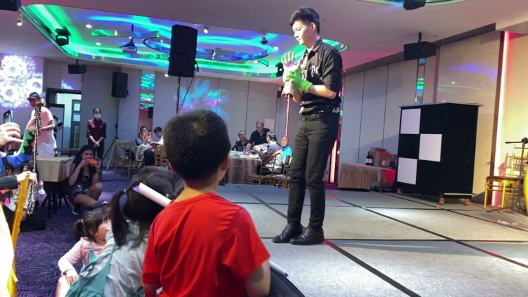 嘉義企業尾牙,魔術師走下舞台到賓客桌間互動