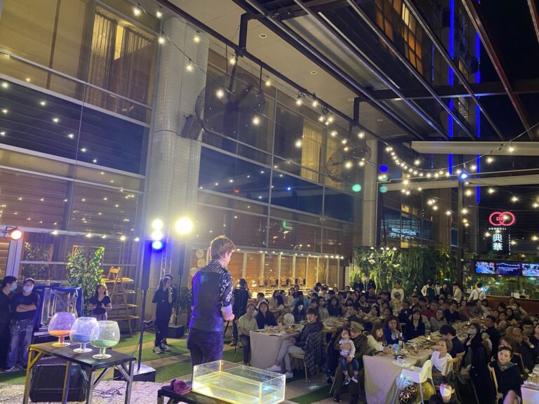 典華大直企業派對,魔術師在賓客席前表演