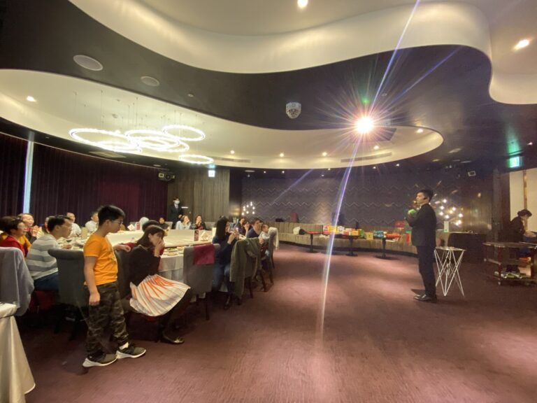 岡原公司新春餐會宴會廳,魔術表演時的全景