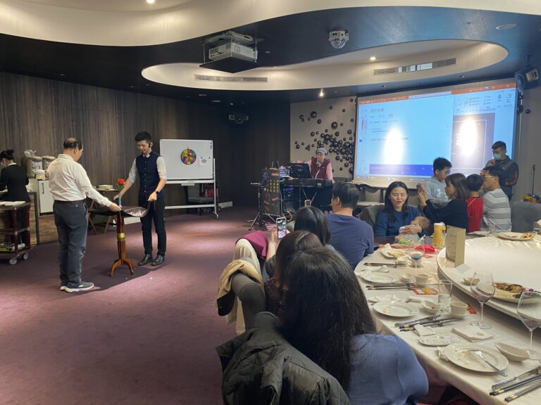岡原公司新春餐會魔術表演,魔術師與上台的賓客
