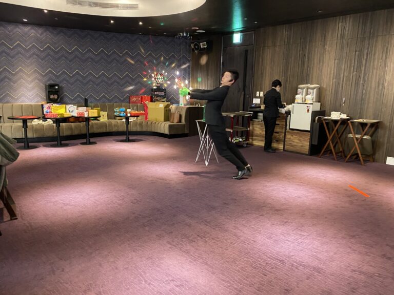 岡原公司新春餐會,魔術師在宴會廳躍起表演