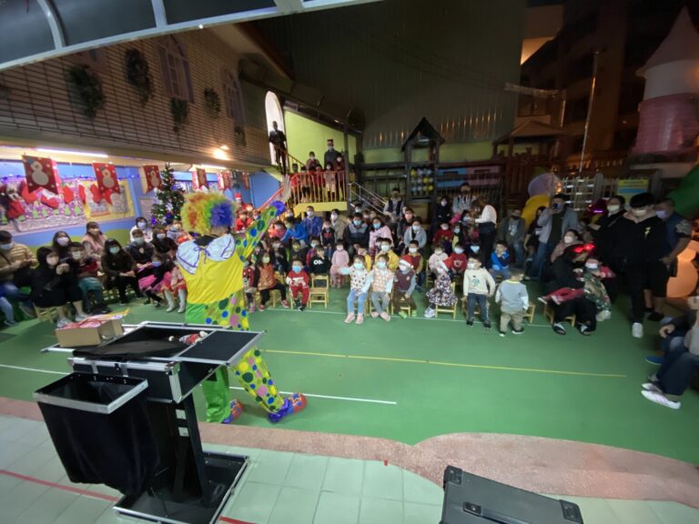幼兒園聖誕晚會小丑魔術表演,魔術桌與觀眾席全景