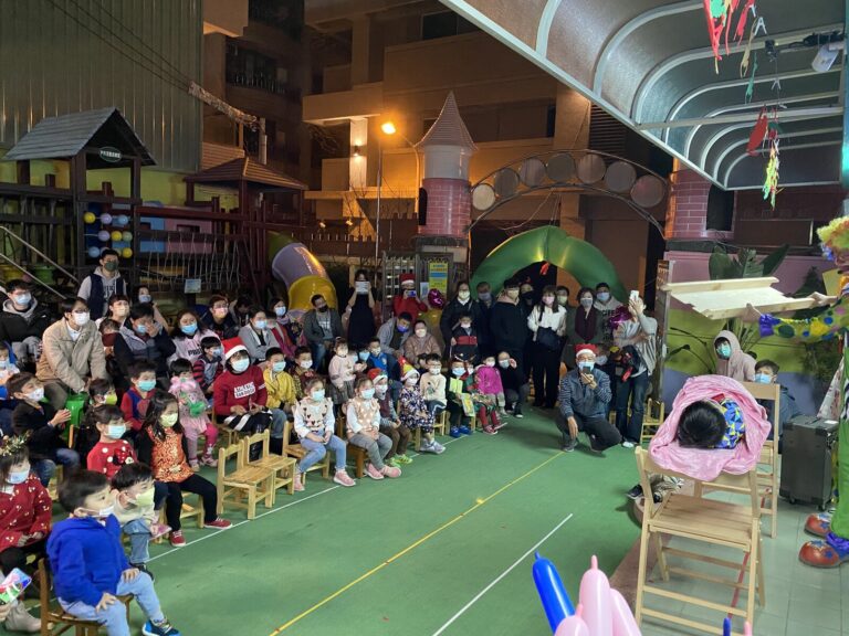 幼兒園聖誕晚會小丑魔術表演,活動場全景