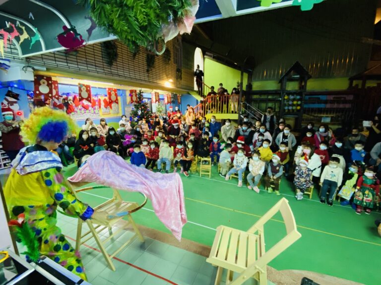 幼兒園聖誕晚會,小丑魔術師表演浮空幻術