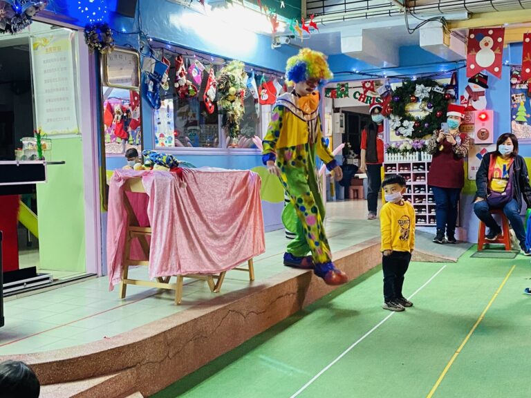 幼兒園聖誕晚會,小丑魔術師請小朋友上台