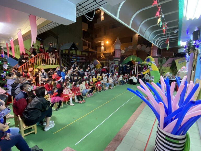 幼兒園聖誕晚會小丑魔術表演的長條氣球與活動場