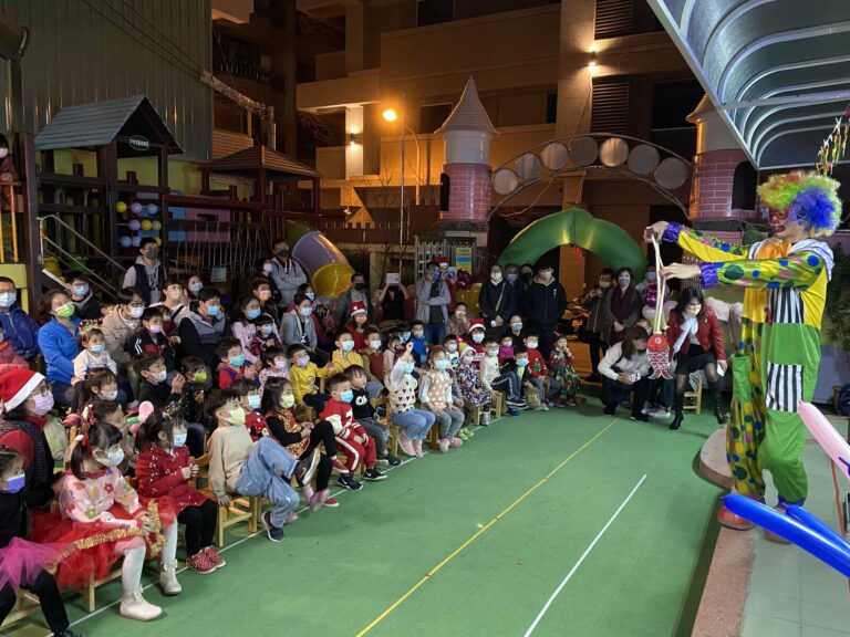 幼兒園聖誕晚會,小丑在一排排觀眾前表演