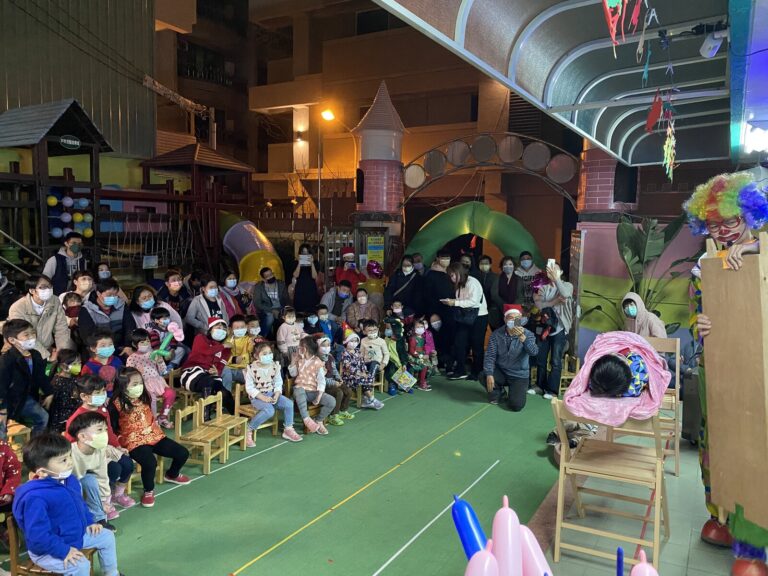 幼兒園聖誕晚會觀眾席全景