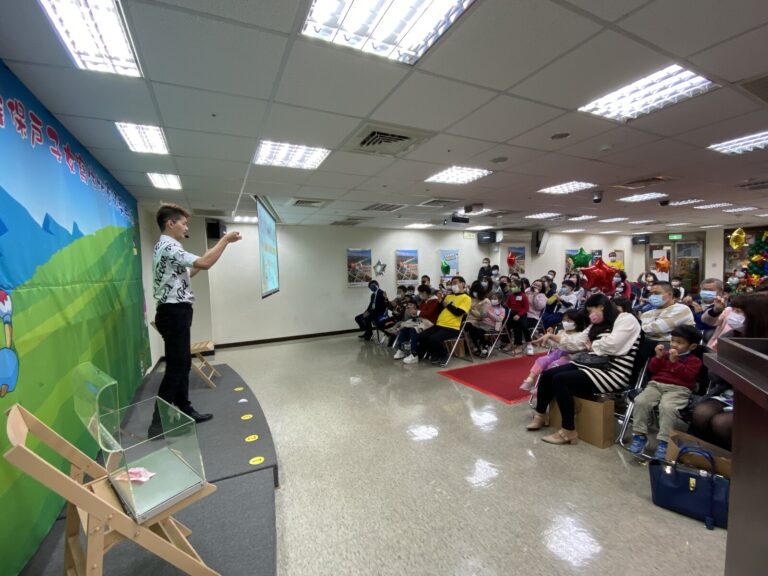 三商美邦人壽寫生比賽頒獎典禮魔術表演,魔術師在台前