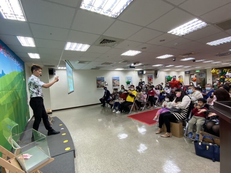 三商美邦人壽寫生比賽頒獎典禮,魔術師面向觀眾席表演