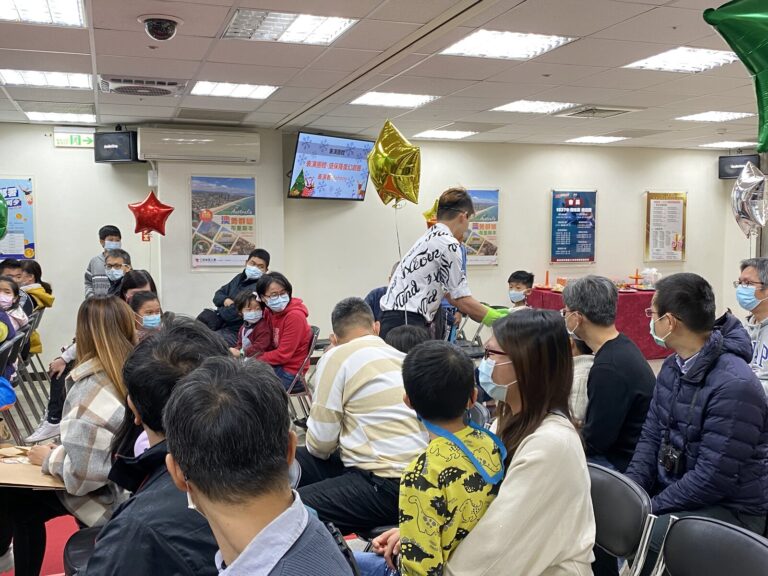 三商美邦人壽寫生比賽頒獎典禮,魔術師走到觀眾席互動