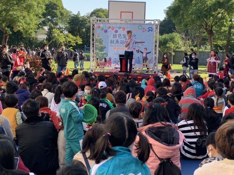 Wesley Silver Christmas Party 魔術秀舞台與台下觀眾