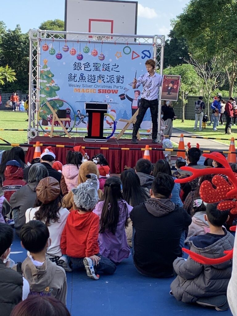 銀色聖誕之魷魚遊戲派對魔術秀舞台遠景