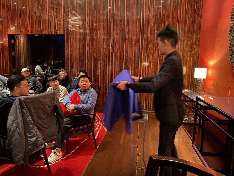 台北W飯店企業尾牙，魔術師用藍色布巾表演