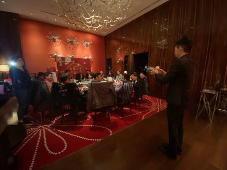 台北 W Hotel 企業尾牙包廂，魔術師在整桌賓客前表演