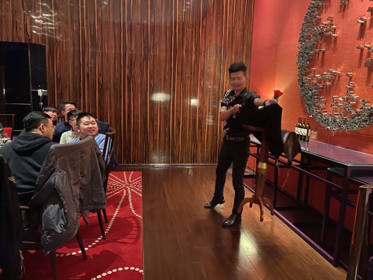 台北 W Hotel 企業尾牙，魔術師在包廂舞台區表演