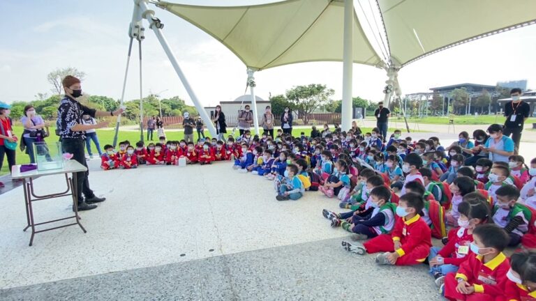 桃園新屋環境教育園區，魔術師在多所幼兒園團體前表演