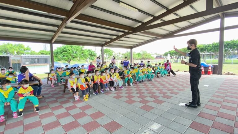 桃園新屋環境教育園區涼亭下的校外教學魔術秀，幼兒園小朋友坐在長椅上