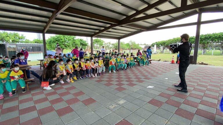 桃園新屋環境教育園區涼亭下，幼兒園團體坐滿看魔術秀