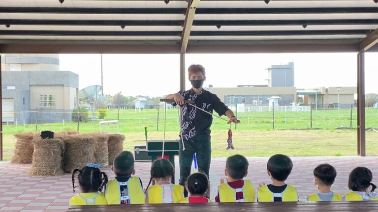 桃園新屋環境教育園區稻草捆布置前的魔術表演
