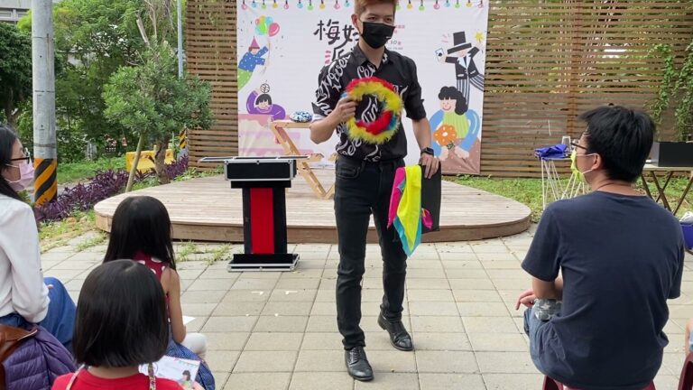 楊梅故事園區「梅好派對」親子魔術，魔術師展示彩色道具