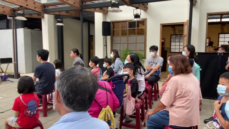 楊梅故事園區「梅好派對」，親子觀眾坐滿看魔術