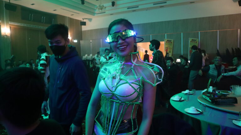 台北車商高爾夫俱樂部尾牙晚宴,穿 LED 發光服的《激光雷射秀》表演者在宴會廳