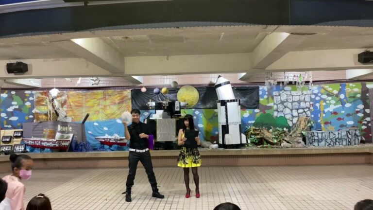 南湖國小《CP魔術秀》，魔術師與女表演者在太空主題布置前表演