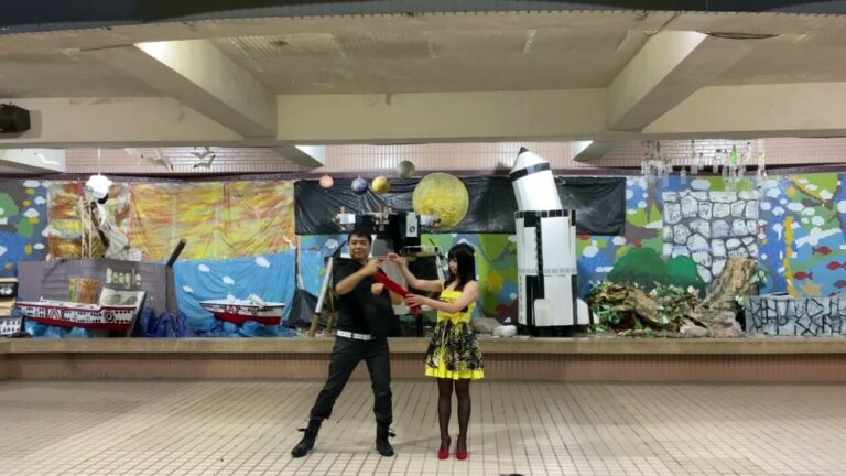 南湖國小《CP魔術秀》，兩位表演者在集會場舞台同台演出