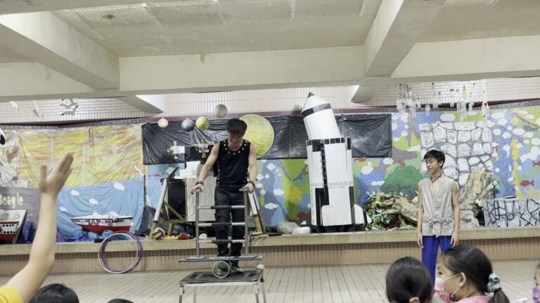 南湖國小《CP魔術秀》，表演者站上高台準備特技
