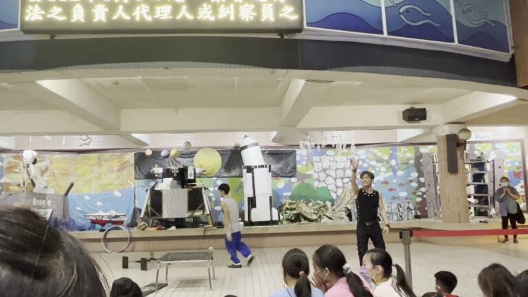 南湖國小《CP魔術秀》，學生與家長坐滿集會場觀看演出