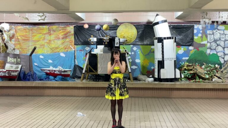 南湖國小《CP魔術秀》，女表演者在太空主題背板前表演