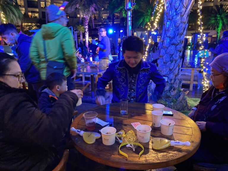 魔術師在大溪笠復威斯汀度假酒店跨年派對的圓桌旁表演近距離魔術