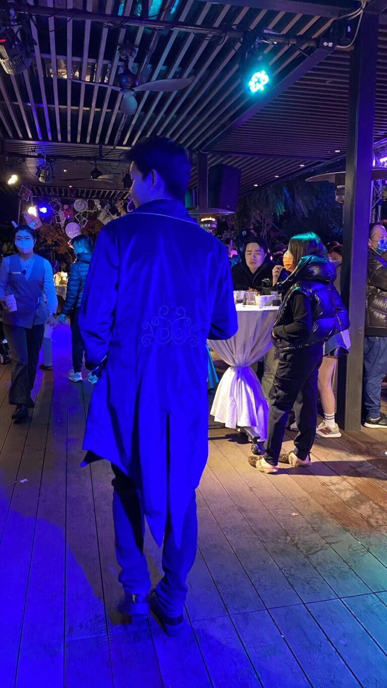 大溪笠復威斯汀度假酒店跨年夜，穿藍色亮片外套的魔術師走過派對會場