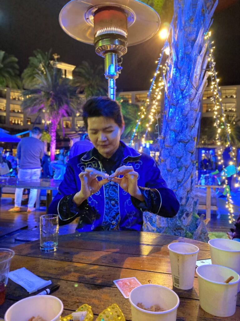 桃園大溪笠復威斯汀度假酒店跨年夜:泳池畔派對裡的近距離魔術