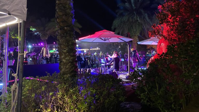 大溪笠復威斯汀度假酒店跨年夜，泳池畔派對帳篷與人潮