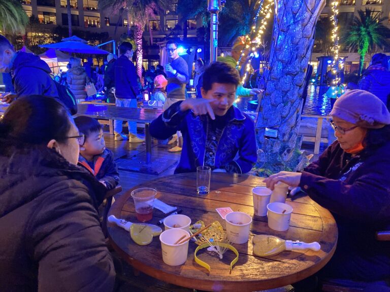 大溪笠復威斯汀度假酒店跨年夜，魔術師在餐桌邊表演近距離魔術