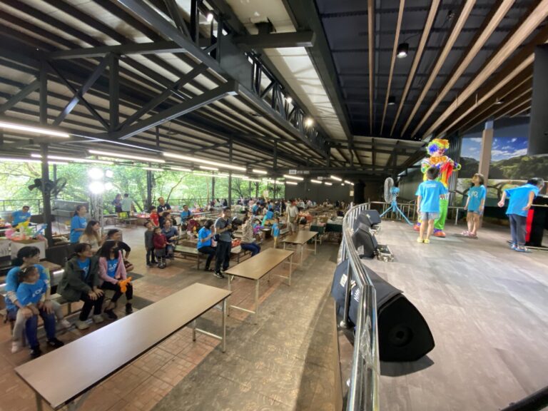 大板根邁凌家庭日舞台與用餐區觀眾