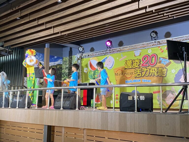小丑邀小朋友上台互動，大板根邁凌家庭日