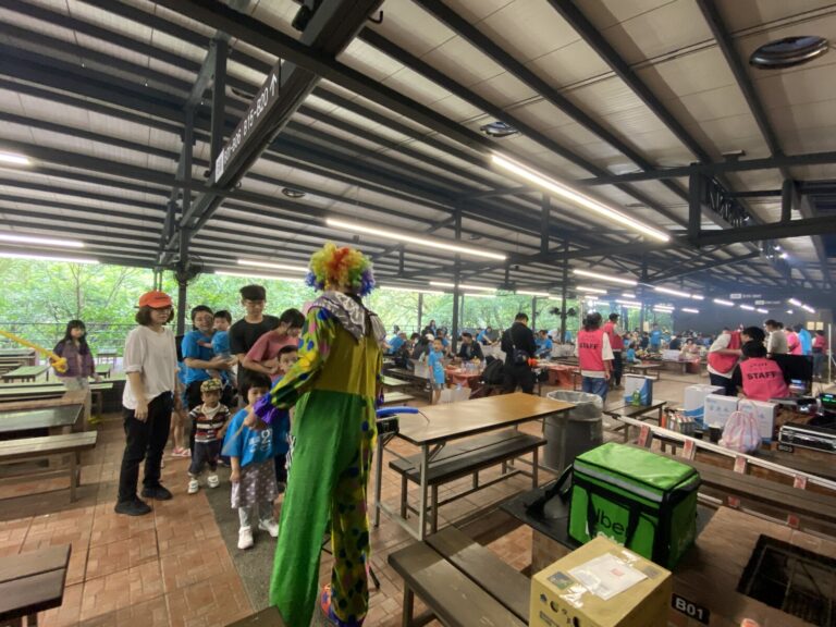 小丑在邁凌家庭日的大板根用餐區折氣球