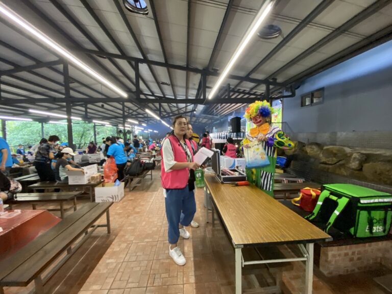 大板根森林溫泉酒店家庭日用餐區坐滿員工與家人，小丑在旁巡場
