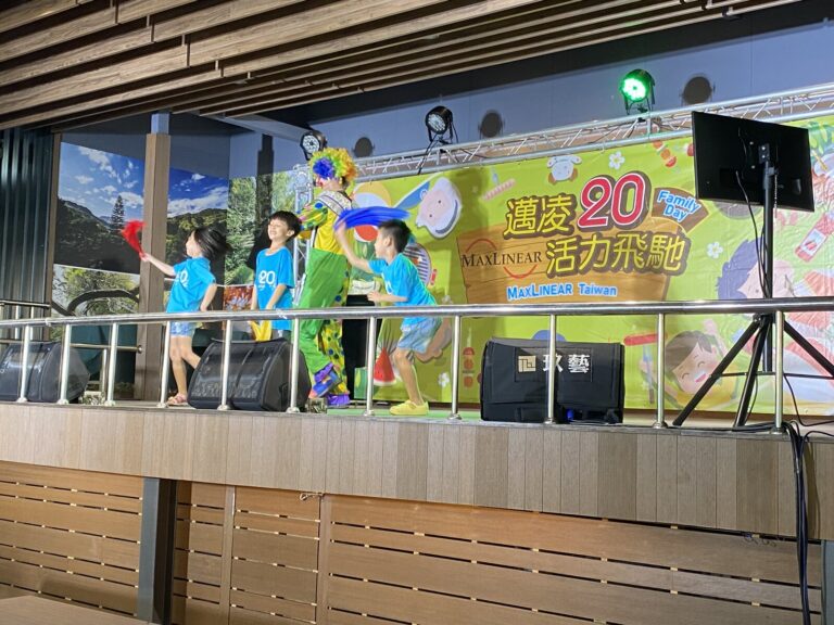 邁凌 20 週年家庭日舞台全景，小丑帶小朋友上台