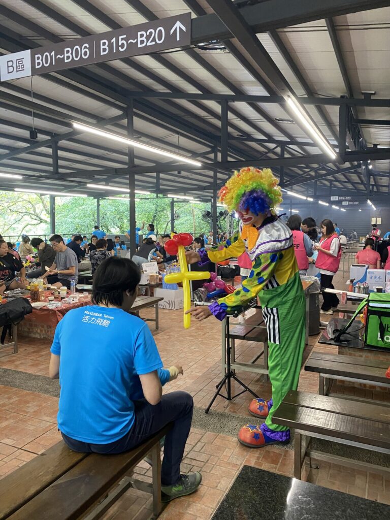 小丑在家庭日用餐區為員工表演
