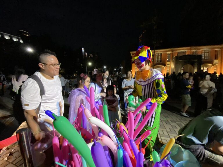 新竹萬聖節造型氣球攤位前的人潮