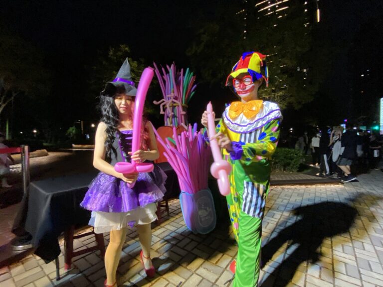過往演出照片:盛保羅魔幻劇團演出人員扮成女巫和小丑,在新竹市萬聖節活動表演造型氣球