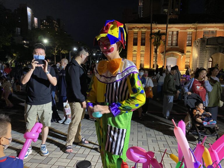 小丑在新竹萬聖節人潮中送出造型氣球