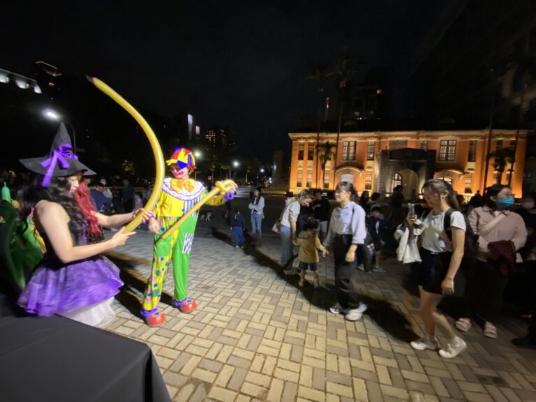 女巫在新竹萬聖節現場折造型氣球