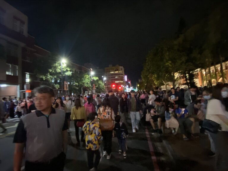 新竹萬聖節活動夜間街道擠滿人潮