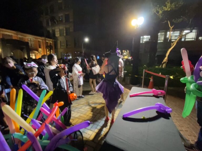 夜間氣球攤位全景,新竹萬聖節活動